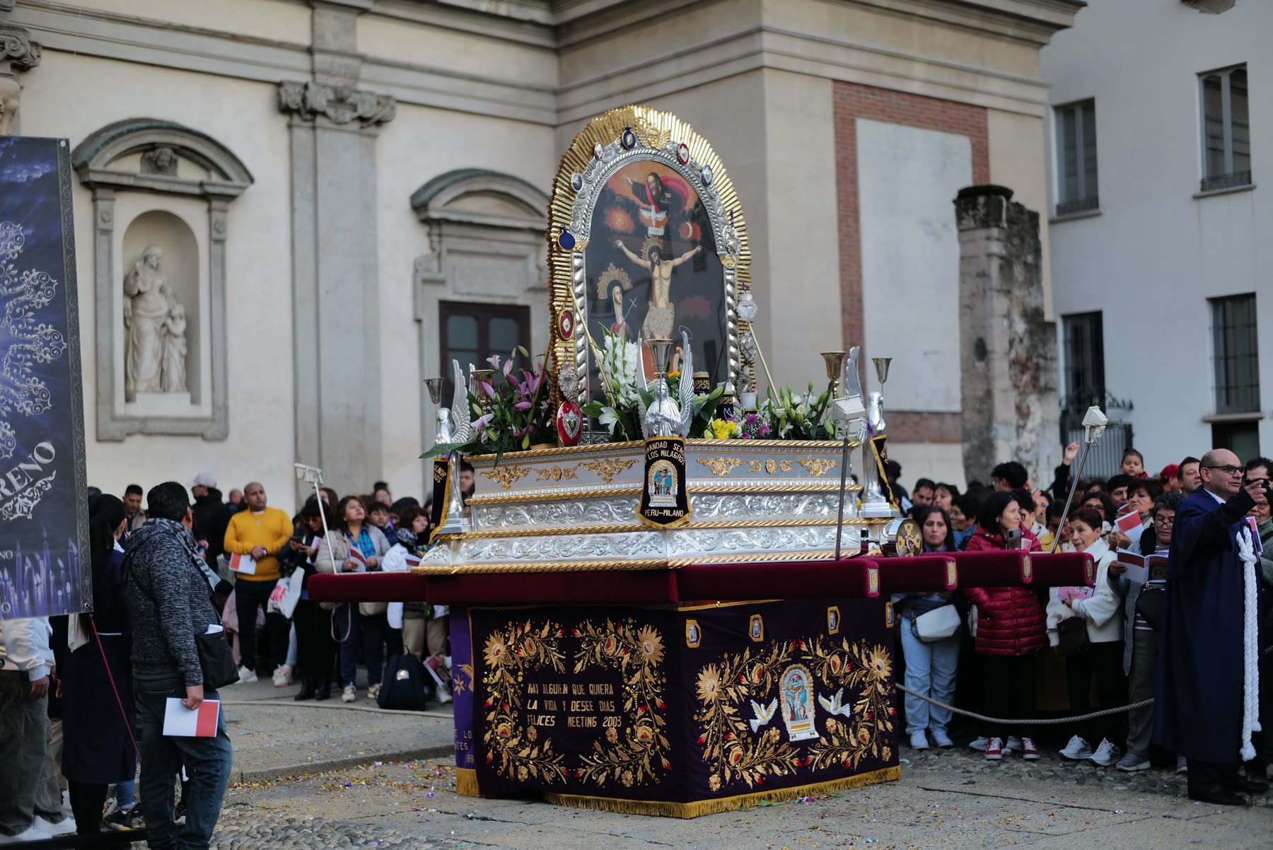 L'anda ferma in piazza, prima di ripartire
