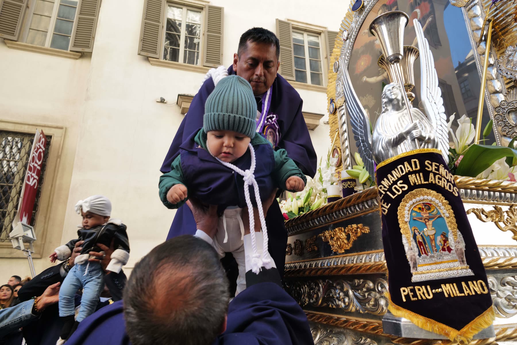 Un bambino sollevato verso il Cristo Morado