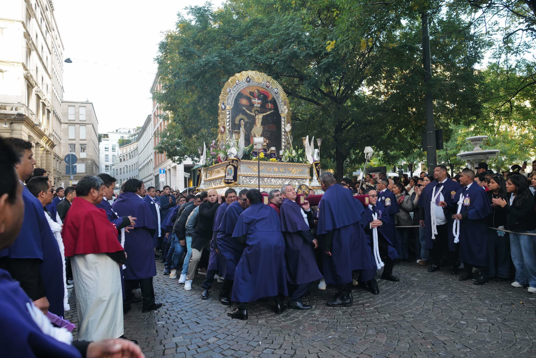 La folla viola accompagna l'anda