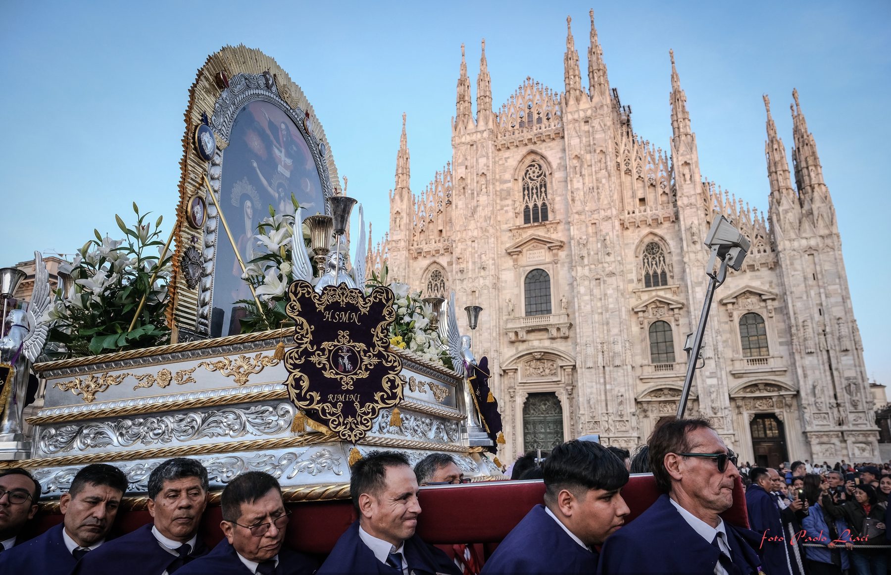 L'anda del Señor de los Milagros davanti al Duomo di Milano
